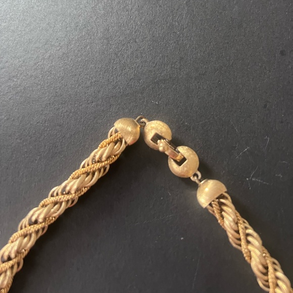 Vintage Monet gold toned necklace - Picture 2 of 2